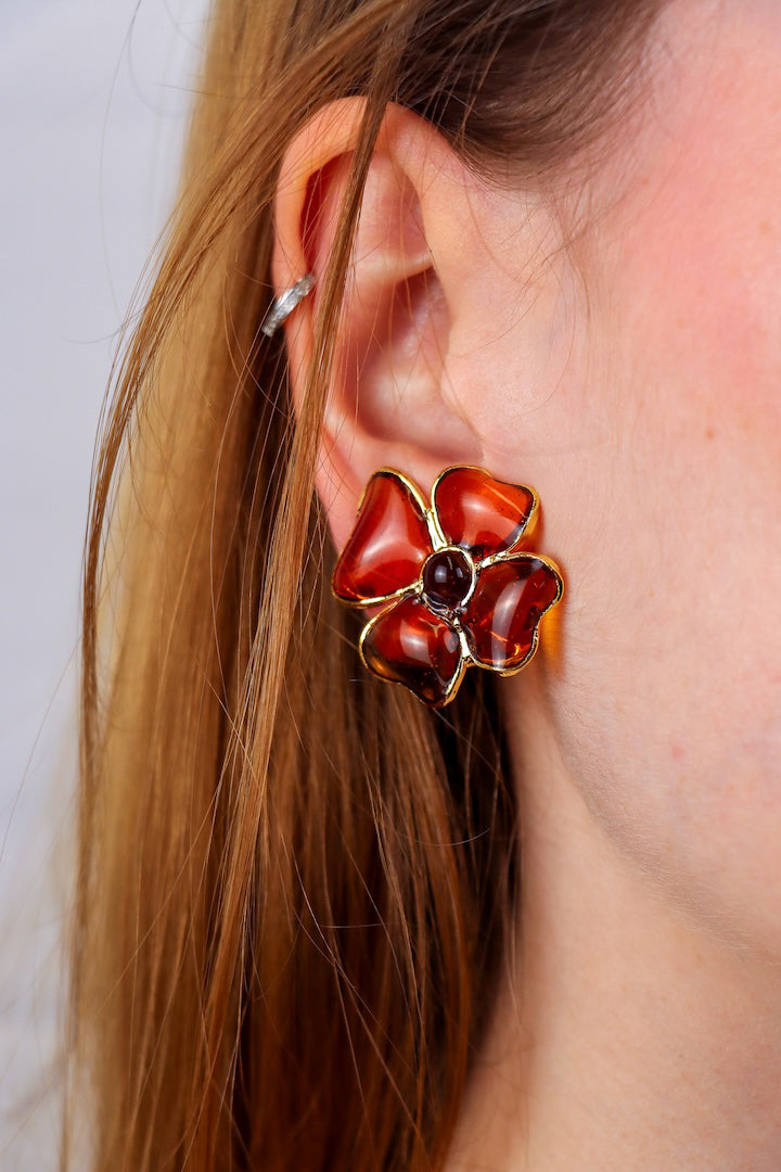 Zoom couleur Boucles d'oreilles portée Amalfi pâte de verre topaze coulée flamme atelier Paris Françoise Montague