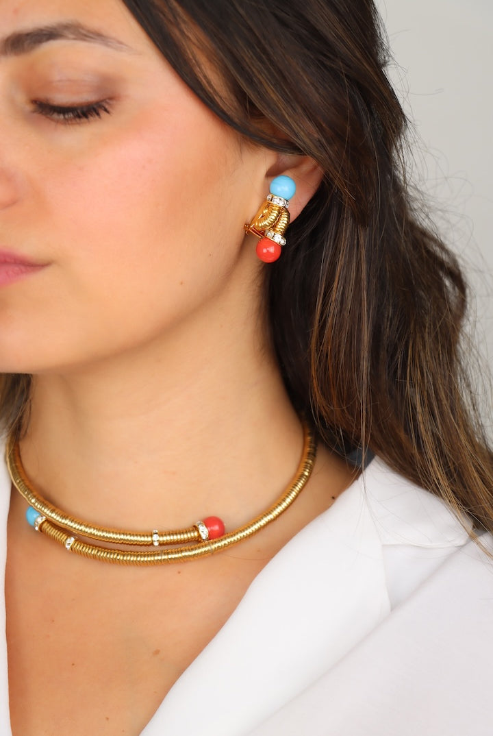 Boucles d'oreilles dorées perles bleu turquoise et rouge corail bijou fait main