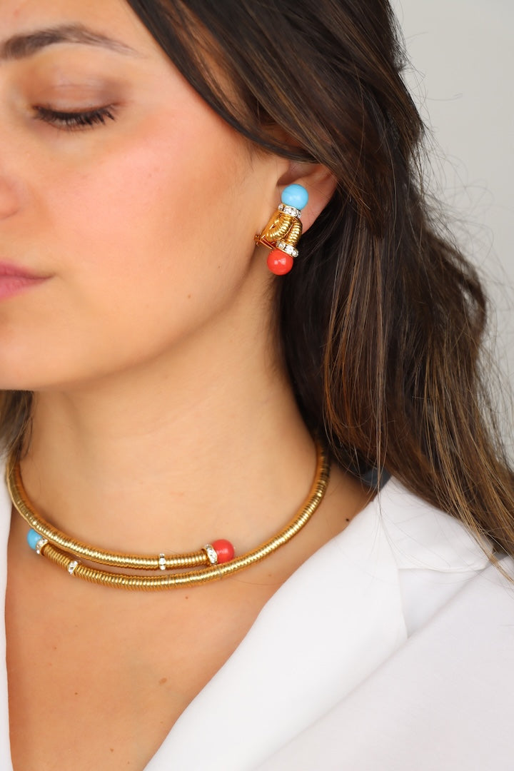 Boucles d'oreilles dorées perles bleu turquoise et rouge corail bijou fait main