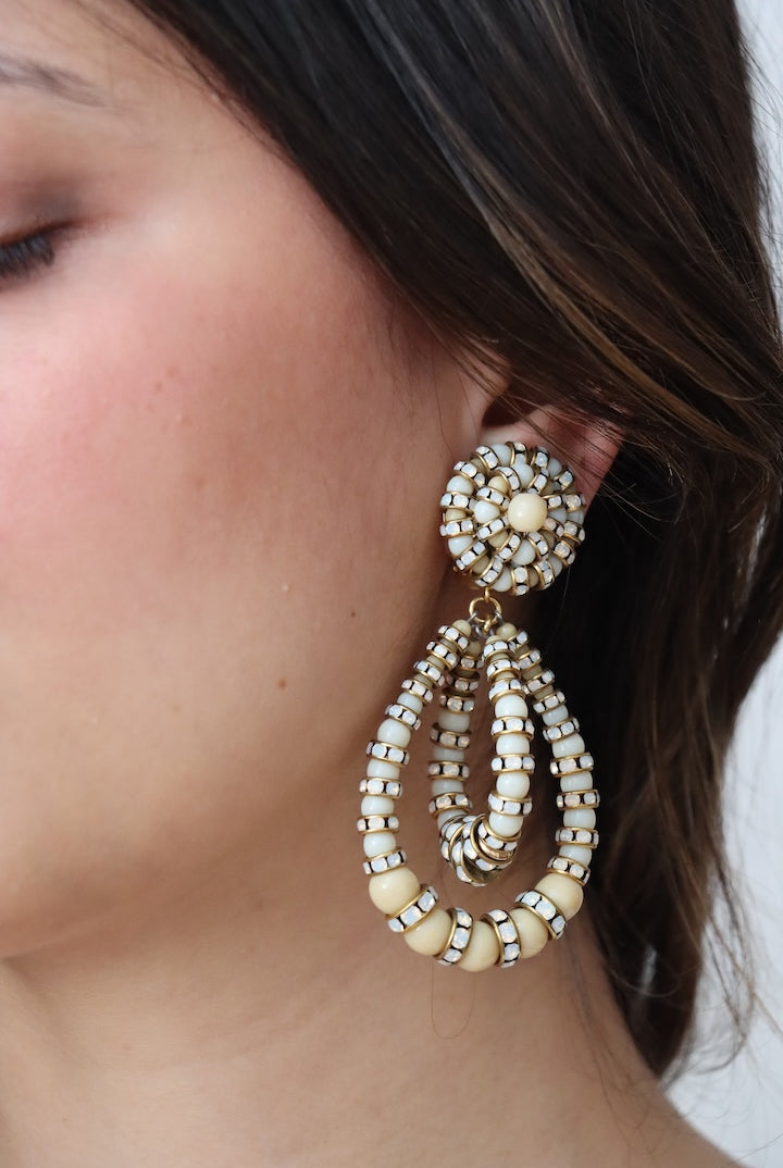 Boucles d'oreille taille moyenne en perles opaline beige et en rondelle de strass de qualité - bijou fait main