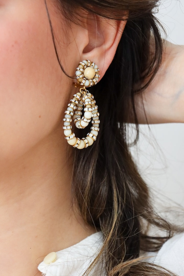 Petite paire de boucles d'oreilles couleur beige opaline en perles fantaisie et en rondelle de strass - bijou fait main