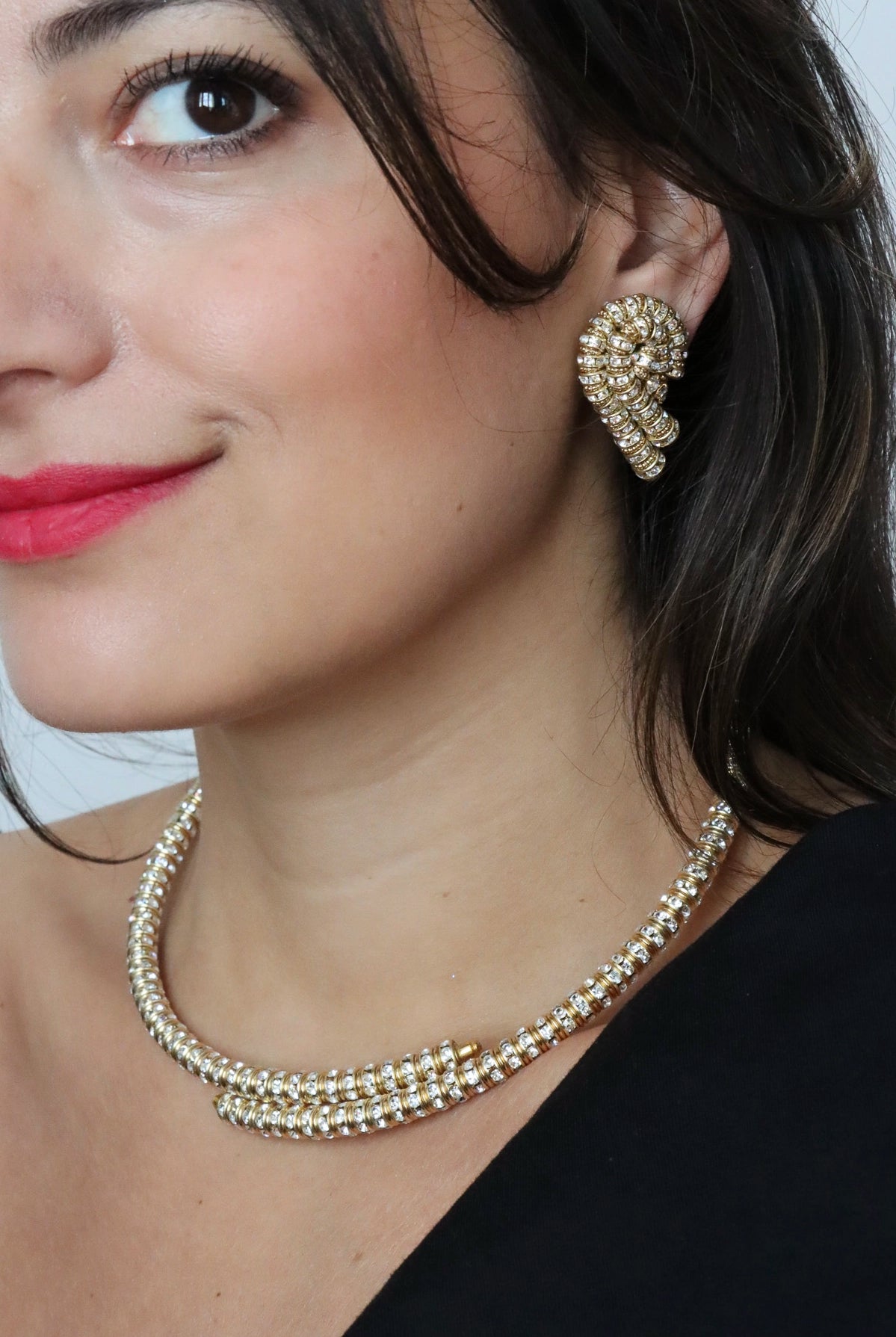 Détail rondelles strass des boucles d'oreilles Mayfair — atelier Françoise Montague Paris