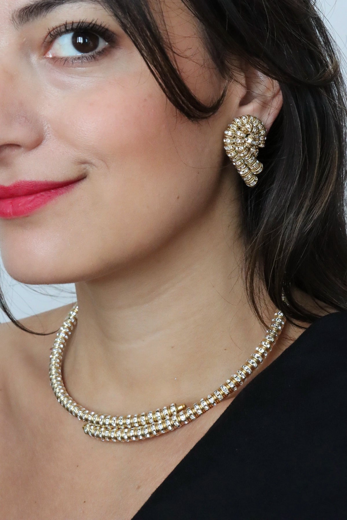 Détail rondelles strass des boucles d'oreilles Mayfair — atelier Françoise Montague Paris