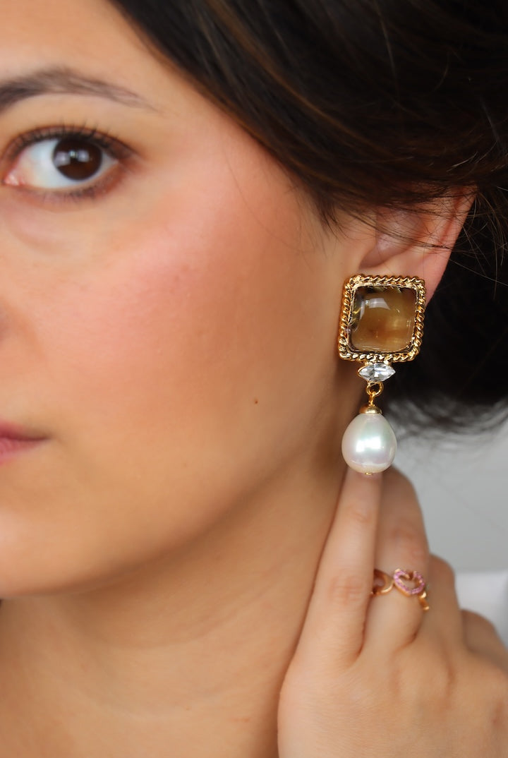 Boucles d'oreilles pendantes en pâte de verre gris fumé et avec une perles fantaisie bijou fait main