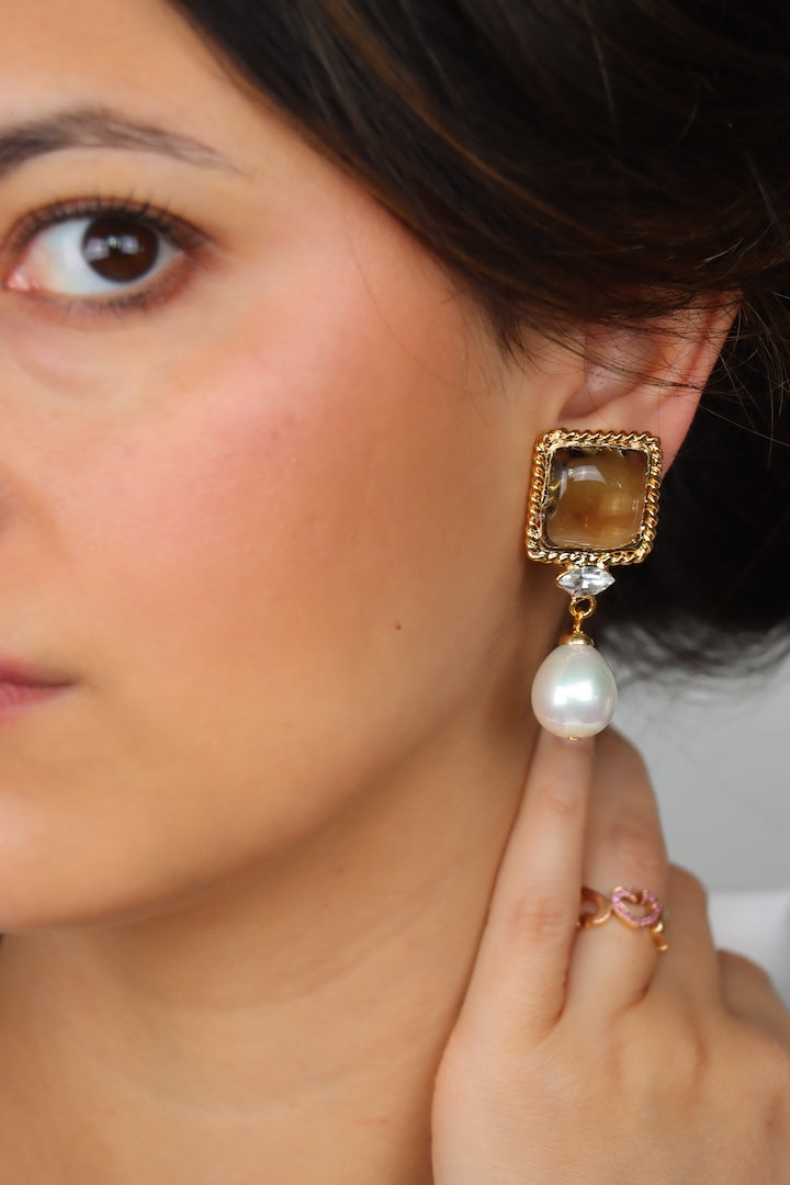 Boucles d'oreilles pendantes en pâte de verre gris fumé et avec une perles fantaisie bijou fait main