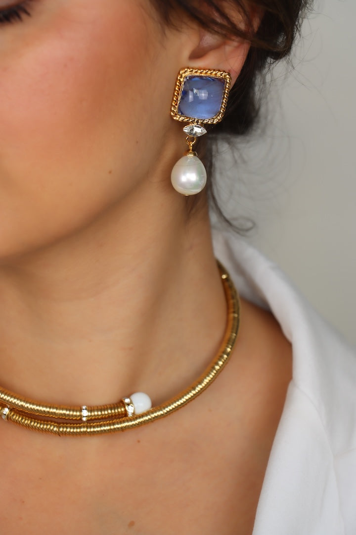 Boucles d'oreilles dorées en pâte de verre fantaisie détail de strass et de perles bijou fait main