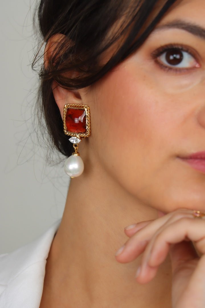 Paire de boucles d'oreilles pendantes fermoir clip en pâte de verre et perles jaune miel