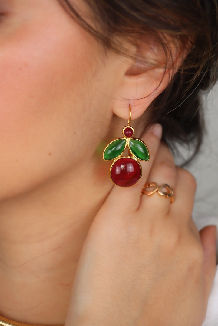 boucles d oreilles emma cerise pate de verre dormeuse.