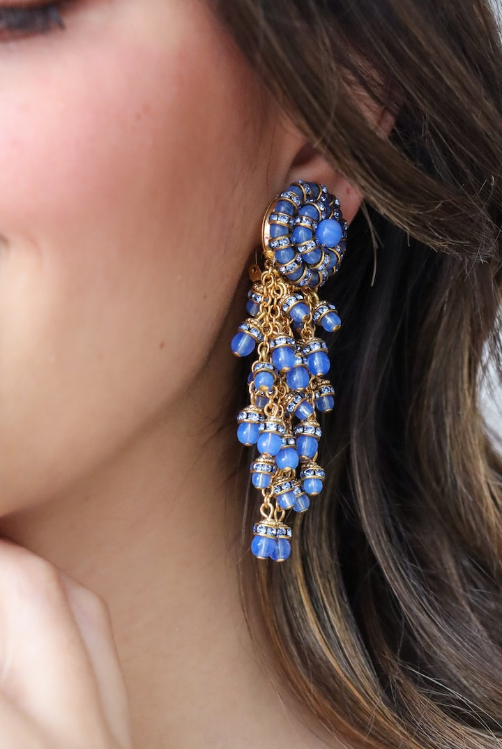 Boucles d'oreilles pendantes fermoir clip en perles et strass - couleur calcédoine bleu jean clair - handmade