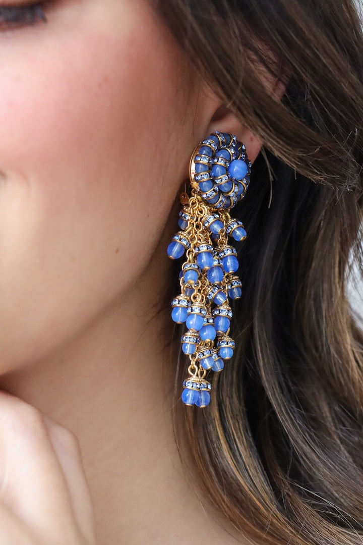 Boucles d'oreilles pendantes fermoir clip en perles et strass - couleur calcédoine bleu jean clair - handmade