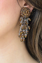 Boucles d'oreilles pendantes fermoir clip en perles et strass - couleur nude, marron et noisette