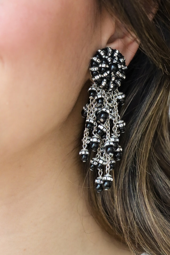 Boucles d'oreilles pendantes fermoir clip en perles et strass - couleur noir et argentée