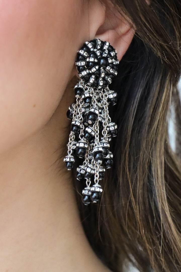 Paire de Boucles d'oreilles pendantes fermoir clip en perles et strass - couleur argentée et noir - Handmade