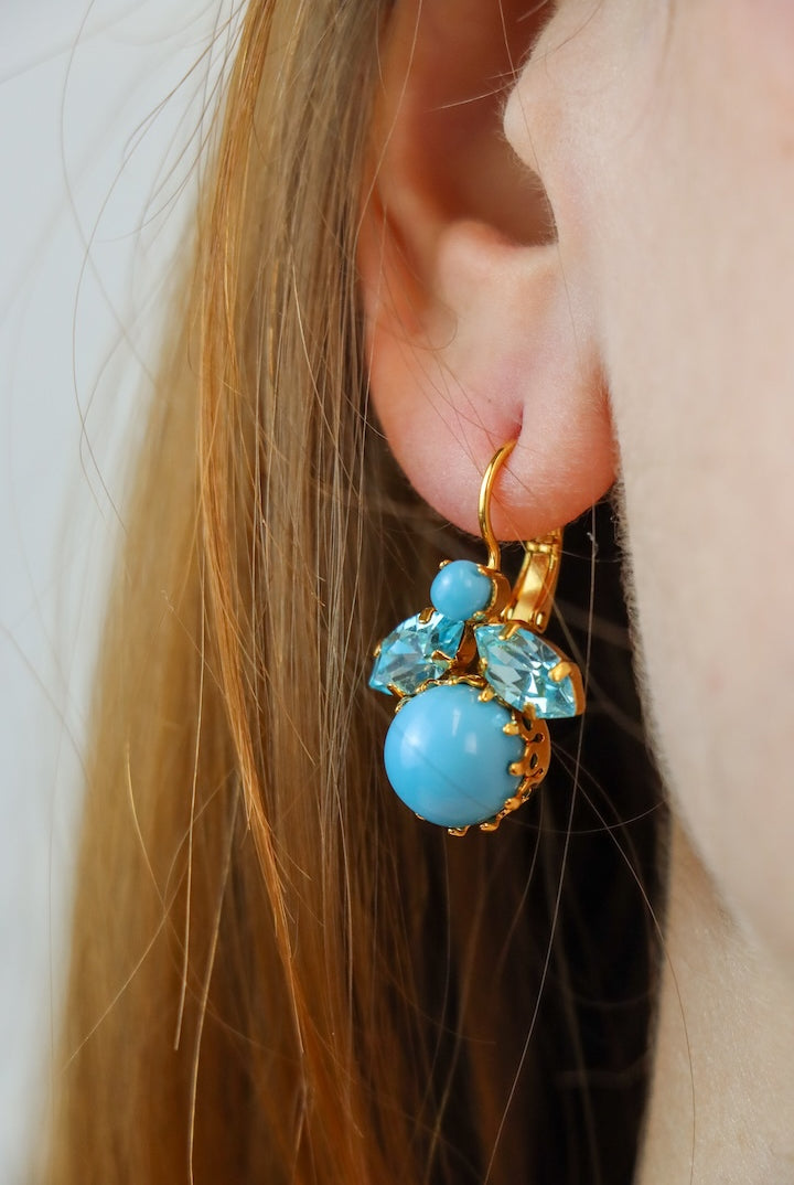 paire de boucles d'oreilles en forme d'abeille bleu turquoise en perles et cristal - bijou fantaisie parisien