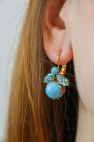 paire de boucles d'oreilles en forme d'abeille bleu turquoise en perles et cristal - bijou fantaisie parisien