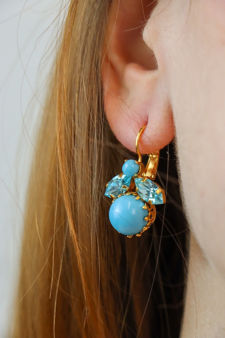 paire de boucles d'oreilles en forme d'abeille bleu turquoise en perles et cristal - bijou fantaisie parisien