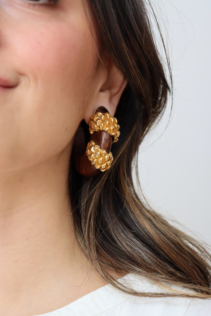 Pièce rare - paire de Boucles d'oreilles anneaux Dominique Aurientis doré et bois- Créole Vintage