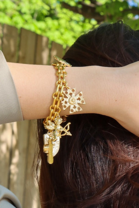 Bracelets dorée avec plusieurs breloques anges, fleurs, pièces vintage