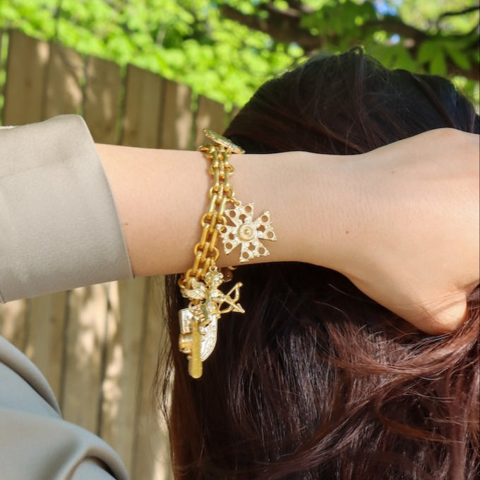 Bracelets dorée avec plusieurs breloques anges, fleurs, pièces vintage