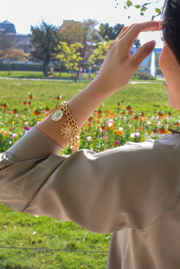 Bracelet avec breloques dorées soleil, pièces, lys
