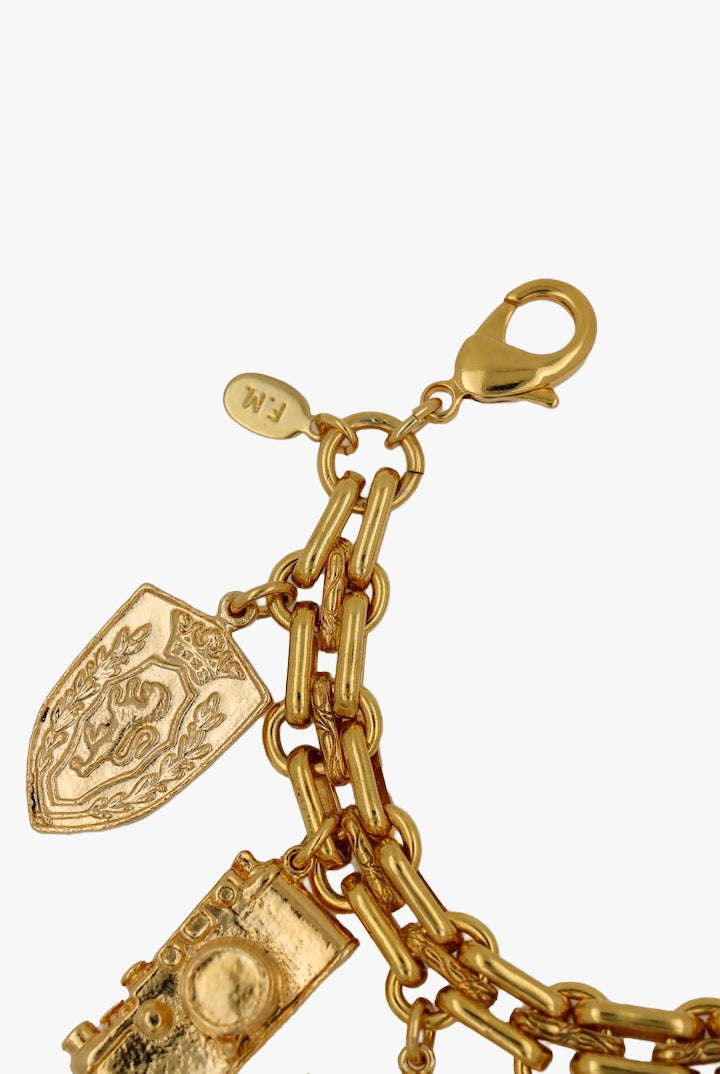 Bracelet à breloques fait main en or 24 carats avec symboles vintage, élégant et intemporel, parfait pour toute occasion.