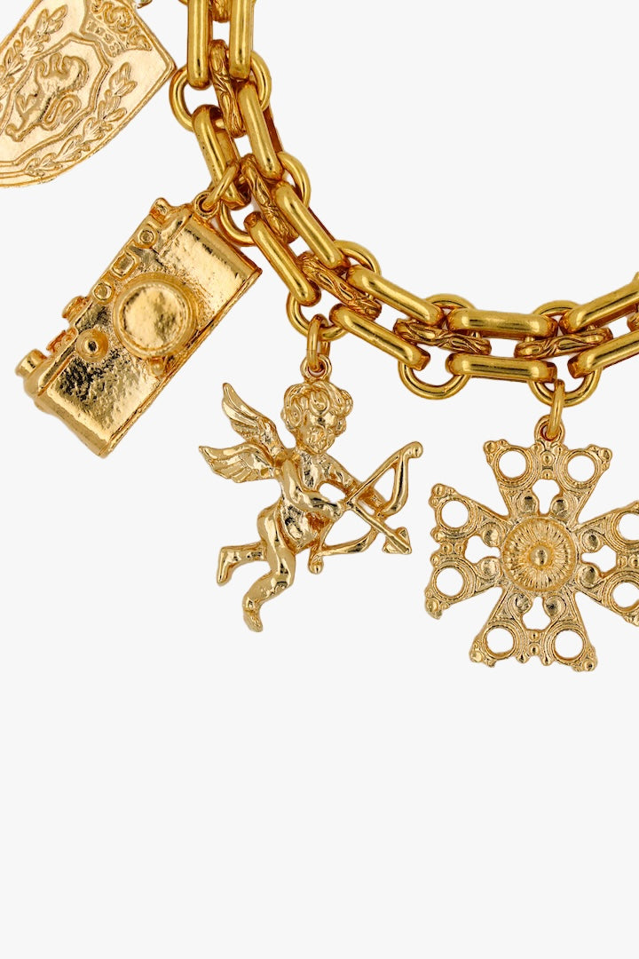Bracelet à breloques fait main en or 24 carats avec symboles vintage, élégant et intemporel, parfait pour toute occasion.