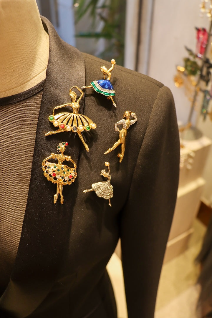 Cinq Broches danseuses sur une veste noir doré et argenté opéra