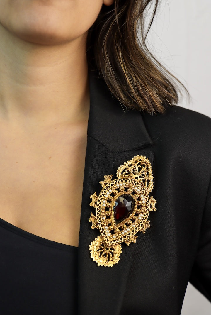 Grosse broche vintage avec détail centrale et ornée de perles