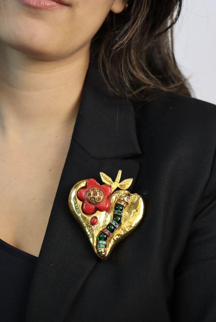 Broche en forme de coeur doré créateur Kallinger en résine vintage