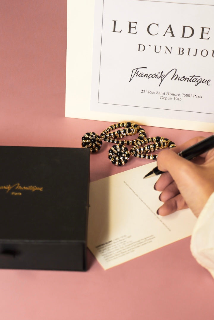 carte de cadeau idée cadeau à partir de 50 euros paire de boucles d'oreilles pendantes noire et dorée