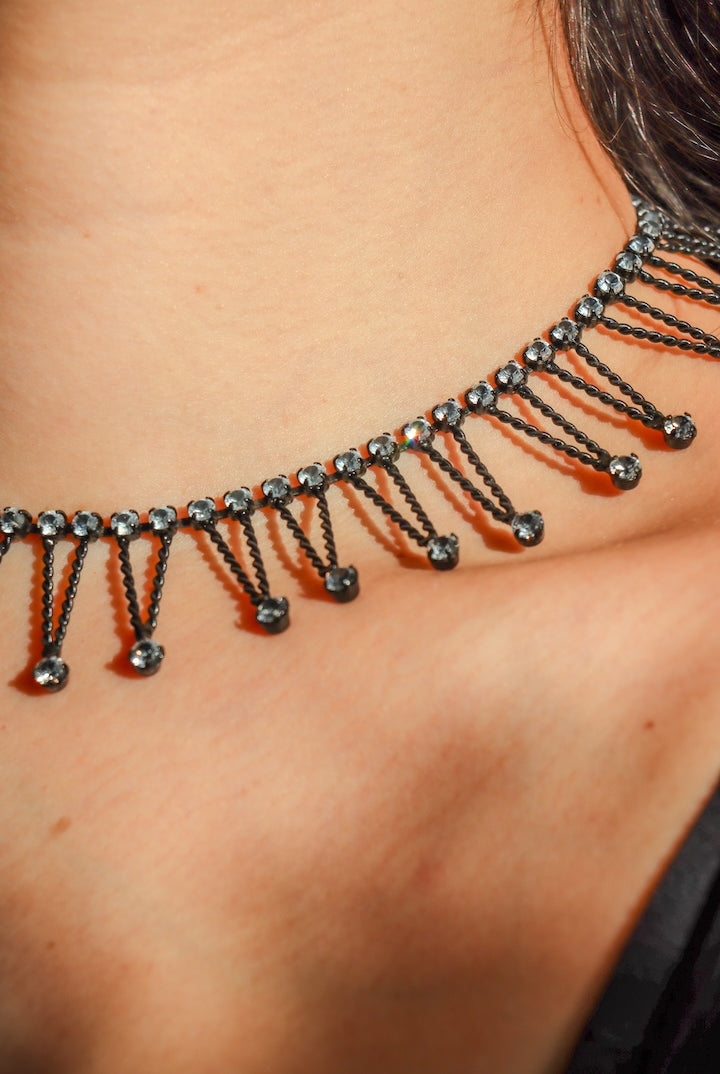 Collier géométrique noir chocker et strass blanc