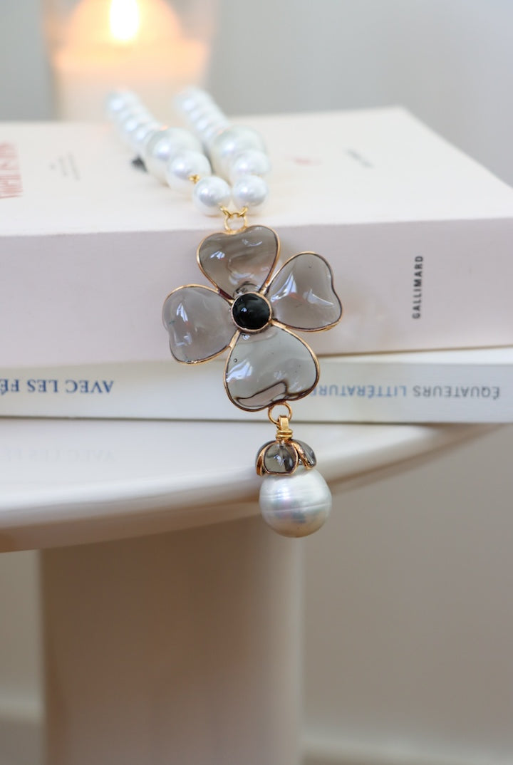 Collier de perle et en pâte de verre couleur gris fumé fabriqué à la main en France