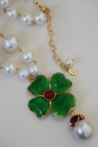 Collier de perle pendentif en pâte de verre vert émeraude détail doré