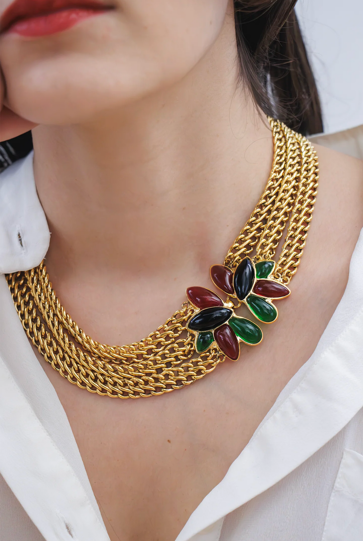 Collier Sakura Multi-Rangs noir, plastron de chaînes dorées et fleurs en pâte de verre, création Françoise Montague Paris