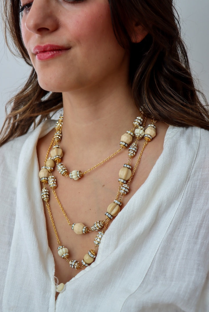 Long collier en perles fantaisies ivoires et rondelles de strass