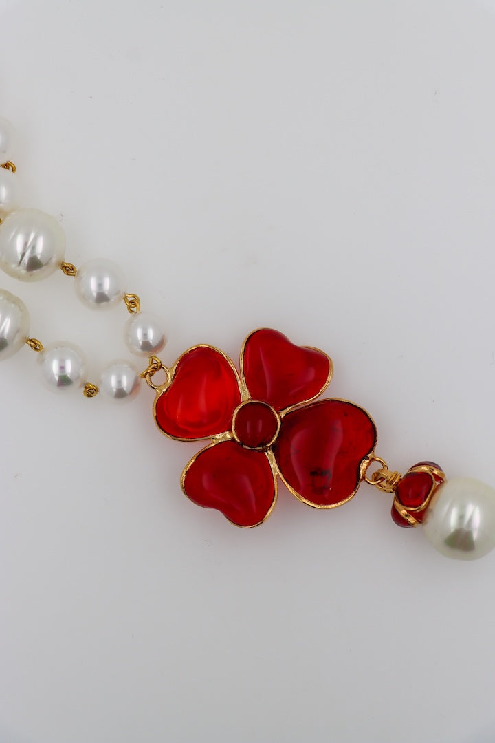 Collier en perles blanches fantaisie pendentif trèfles à quatre feuilles en pâte de verre rouge rubis femme détail doré