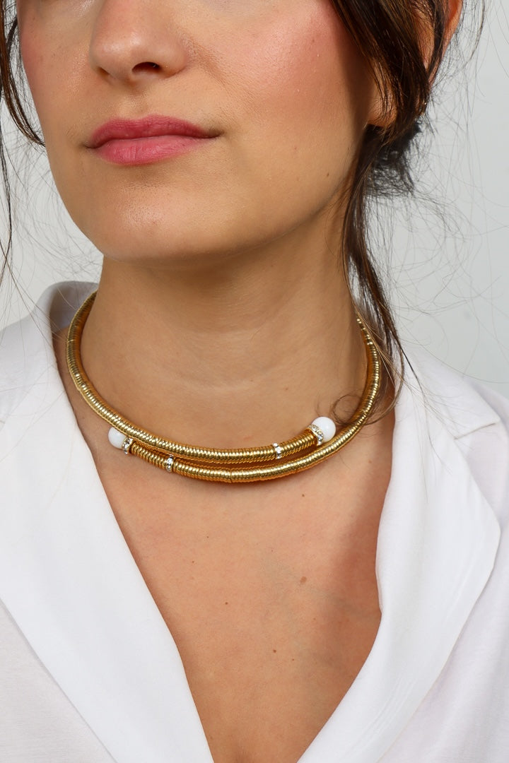 collier ras de cou doré perles  blanches chocker et strass Swarovski bijou fait main en france