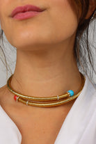 collier doré perles rouges et bleu turquoise chocker strass Swarovski