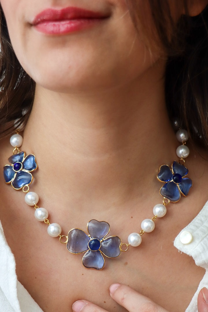 Ras-de-cou Amalfi, perles nacrées et trèfles pâte de verre bleu saphir, savoir-faire couture Paris