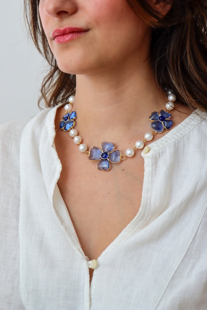 Collier court Amalfi, perles nacrées blanches et trèfles pâte de verre bleu saphir, fait main à Paris