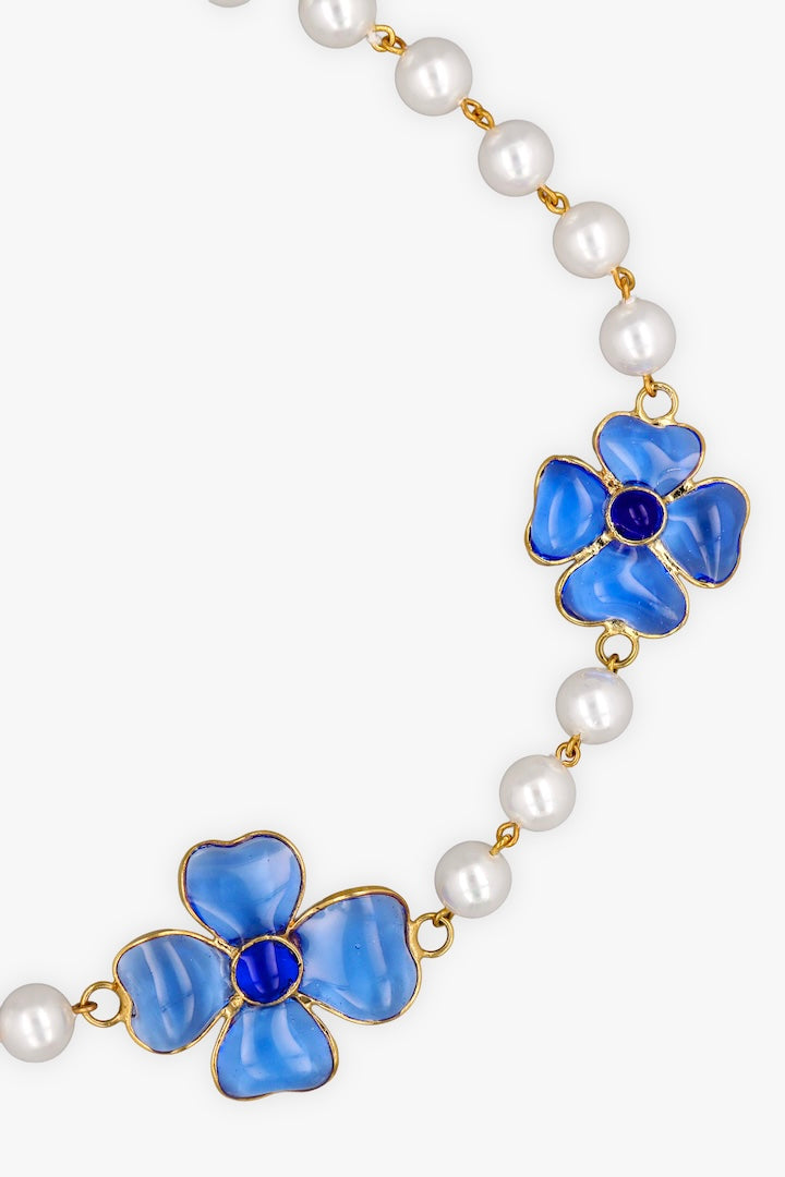 Collier court Amalfi en perles et pâte de verre bleu saphir, création Françoise Montague Paris