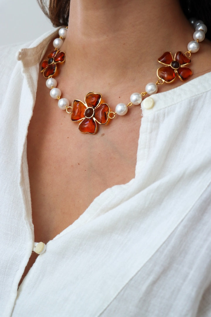Collier court Amalfi, perles nacrées blanches et trèfles pâte de verre miel topaze, Françoise Montague