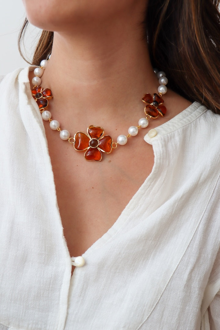 Collier court Amalfi, trèfles pâte de verre miel topaze et perles nacrées blanches, fait main à Paris