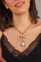 Collier pendentif en pâte de verre motif trèfle à quatre feuille transparent chaîne dorée te perle fait main en France