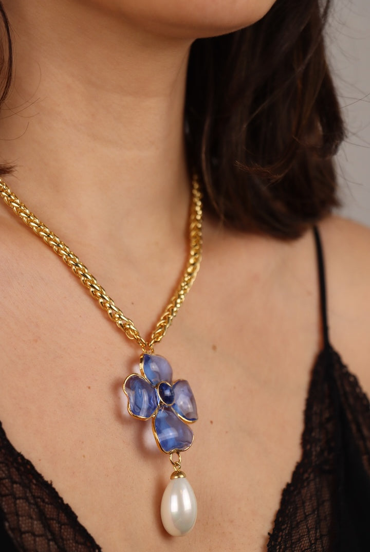 Collier porte bonheur pendentif en pâte de verre motif trèfle à quatre feuille bleu transparent saphir chaîne dorée