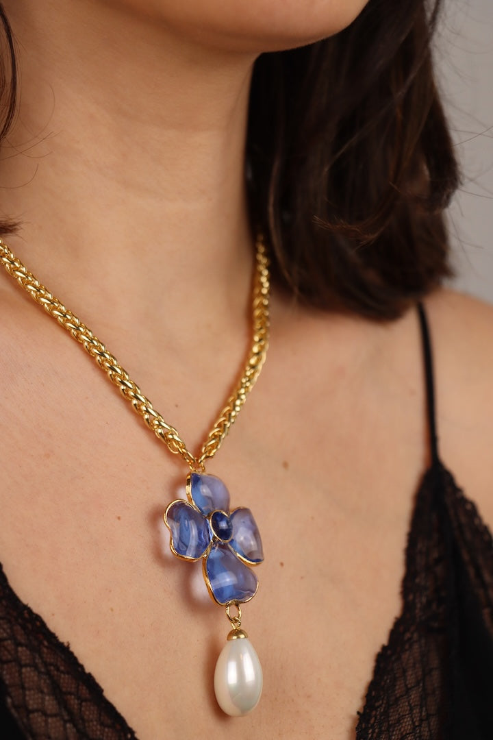 Collier porte bonheur pendentif en pâte de verre motif trèfle à quatre feuille bleu transparent saphir chaîne dorée