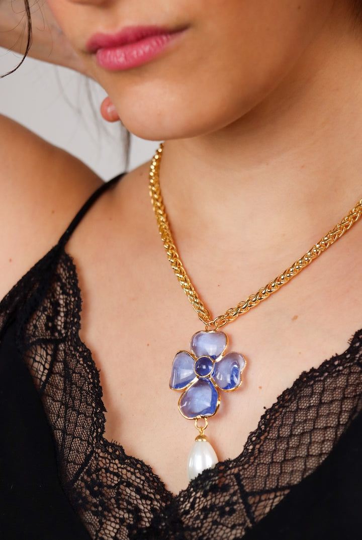 Collier pendentif en pâte de verre motif trèfle à quatre feuille bleu transparent chaîne dorée
