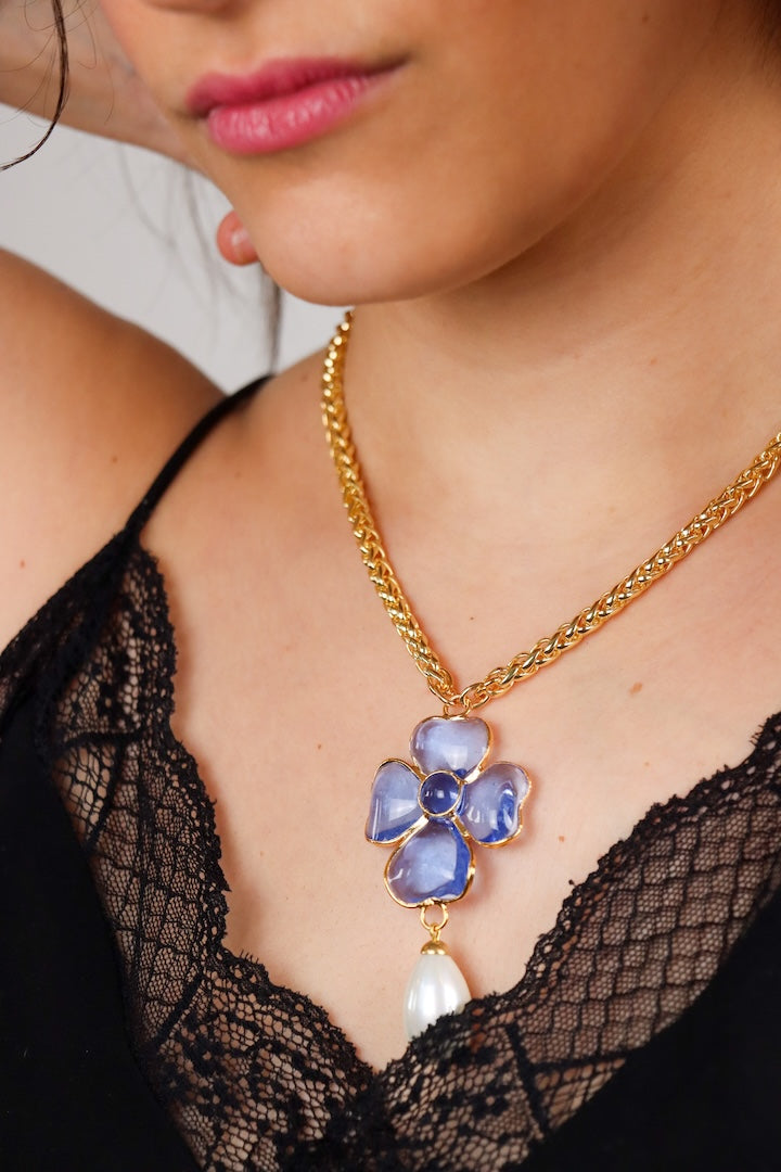 Collier pendentif en pâte de verre motif trèfle à quatre feuille bleu transparent chaîne dorée