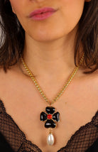 Collier pendentif pâte de verre trèfle à quatre feuilles noir centre corail rouge et chaîne doré et perles