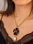 Collier pendentif trèfle à quatre feuilles  noir et rouge pâte de verre et chaîne doré et perle